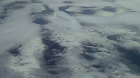 Flight under Dual layer clouds Video stock 71372969