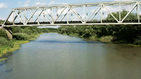 Flight under an old railway bridge 库存影片 133155456