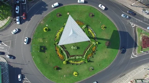 Flight under road circle Vídeos de archivo 94724236