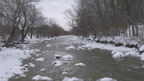 Flight under winter river and forest 스톡 동영상 94724628