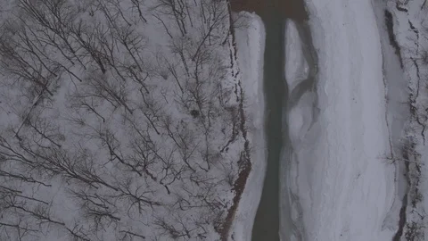Flight under winter river 스톡 동영상 94724439