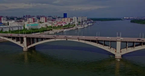 Flight with a view of the bridge with vehicular traffic Stock Footage 171328562