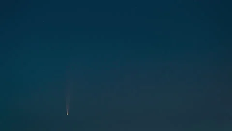The flighting comet on the evening starry sky background 動画素材 136134900