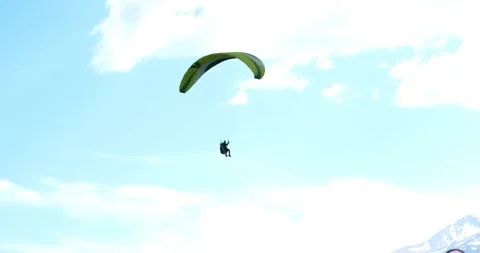 Flights with Paragliding 動画素材 196717401