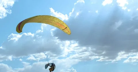 Flights with Paragliding 動画素材 196733682
