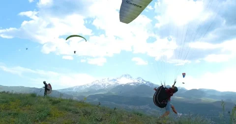 Flights with Paragliding 動画素材 196818285