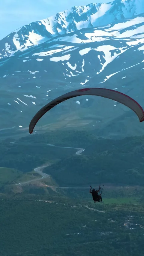 Flights Paragliding Vertical Video 스톡 동영상 334872523