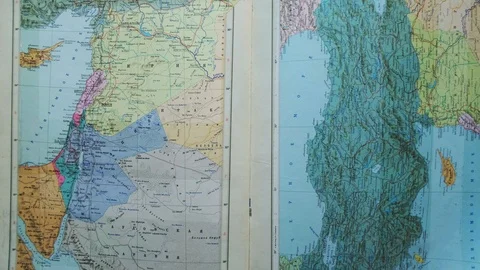 Flip atlas pages. world map. Detailed World Atlas, close up Vidéo 126758370