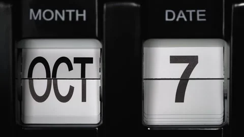 Flip calendar with date change from seventh October to eighth October. close up. Stock-Footage 271010164