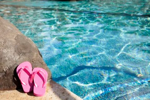 Flip flops and pool Foto stock