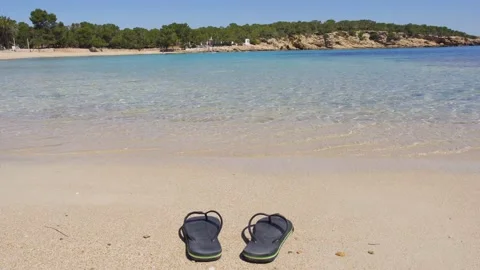 Flip flops on the beach in a summer day. Stock-Footage 131346698