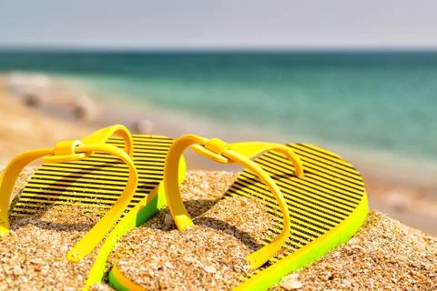 Flip flops on the sandy beach of the ocean. Foto stock