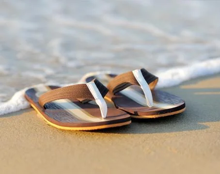Flip flops on a sandy ocean beach Foto stock