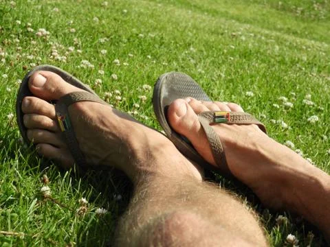 Flip flops in the sunny grass Foto stock