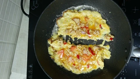 Flip over , cooking omelet Vidéo 89952526