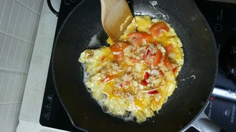 Flip over cooking omelet, Stock Footage 89952934