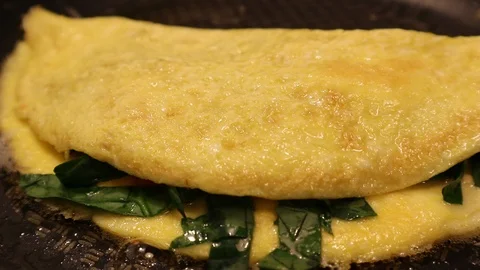 Flipped Omelette with Spinach in Pan 動画素材 124794280