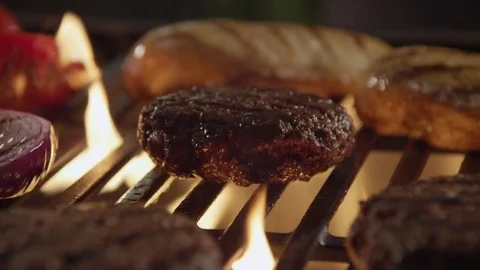 Flipping burger with spatula 動画素材 82400534