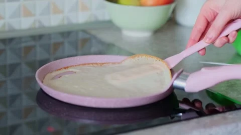 Flipping crepe on the fry pan using spatula. Vídeos de archivo 273531329