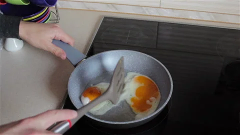 Flipping eggs Video stock 87559503