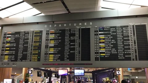 Flipping flight information board at Changi Airport. 스톡 동영상 134008164