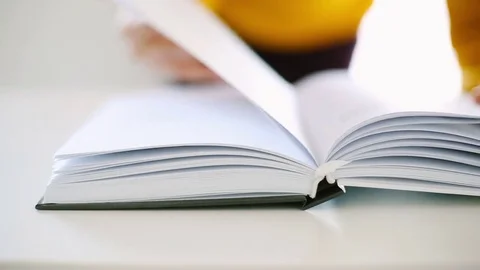 Flipping pages of a book Video stock 84293751