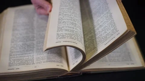 Flipping pages on an old book. 스톡 동영상 170873668