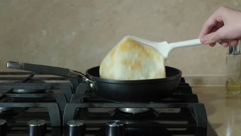 Flipping Pancake in Action Stockbeeldmateriaal 319453824