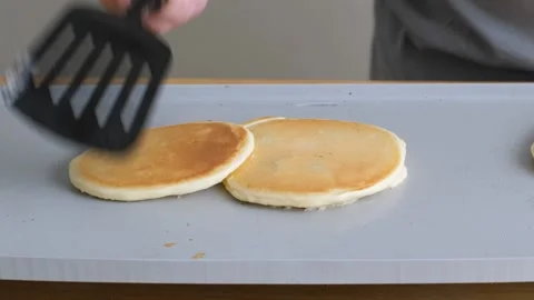Flipping pancakes with, and messing one up. Видео 138337307