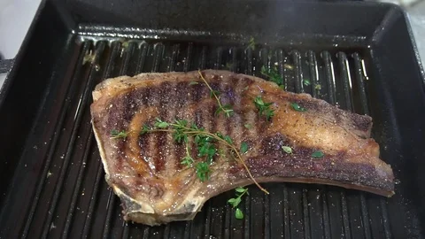 Flipping Steak On Grill Stockbeeldmateriaal 105884591