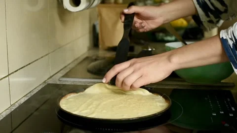 Flipping a thin pancake in a frying pan. Stock-Footage 314427438