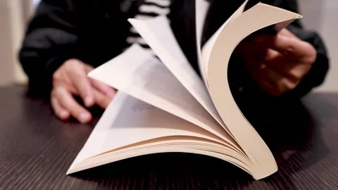 Flipping Through a Book Vídeos de archivo 295850912