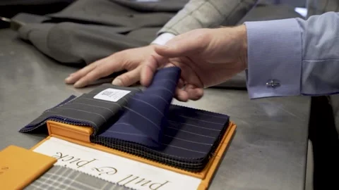 Flipping through fabric material in suit shop Vidéo 151808055