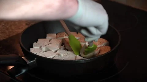 Flipping tofu in a pan Vídeos de archivo 143727078