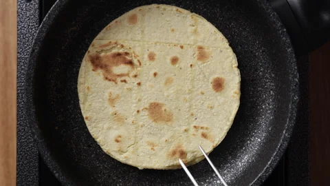 Flipping Tortilla in Frying Pan Top View Видео 336571345