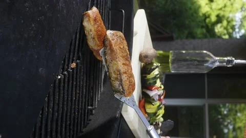 Flips the meat on the grill Video stock 220933595