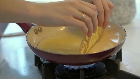 Flips a pancake on a frying pan Vídeo Stock 86134471