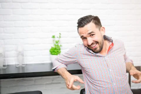 Flirting bachelor in kitchen Foto stock
