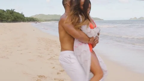 Flirty couple having a good time at the beach 動画素材 83689980