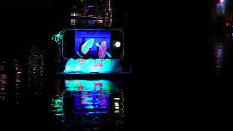 A float in a boat parade. Vídeos de archivo 320763084