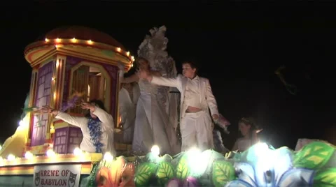 Float at Mardi Gra with people tossing beads to crowd Vidéo 8652806