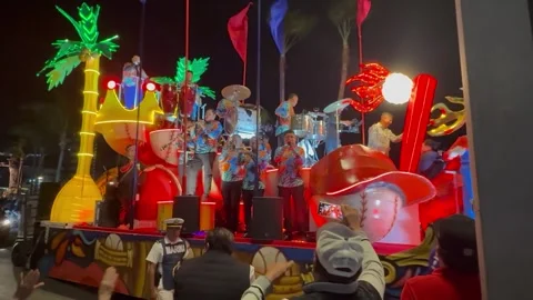 Float in a parade in Mazatlan, Mexico Stock-Footage 332868043
