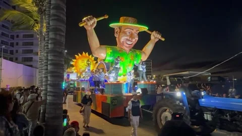 Float in a parade in Mazatlan, Mexico Video stock 332868093