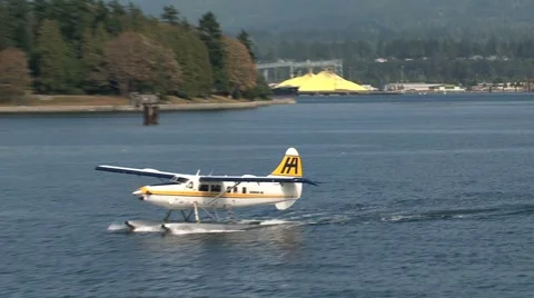 Float plane arriving in harbor Vancouver, british columbia, Canada Stock Footage 946704