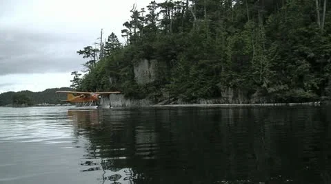 A float plane coasts through the water before docking Video stock 14518218