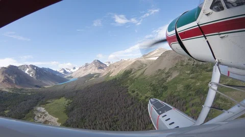 Float Plane Coming In For Landing At Lake In The Mountains Video stock 115058171