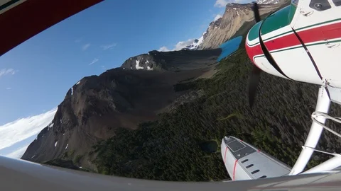 Float Plane Flying Low Over Alpine Lake And Forest 스톡 동영상 115062003