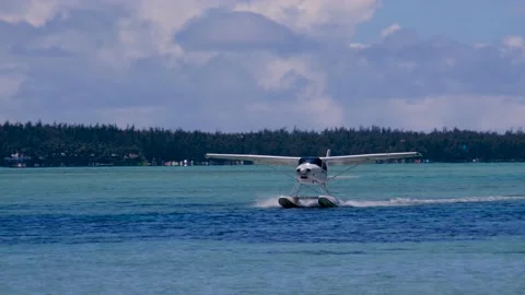 Float plane landing near Le Morne in Mauritius Video stock 170072148