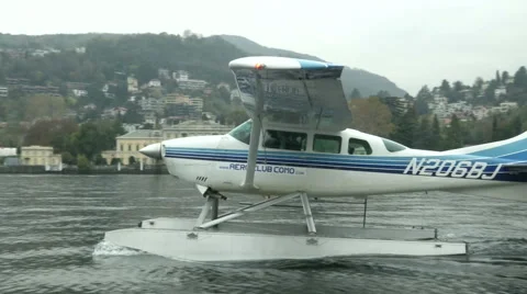 Float plane navigating on Como lake  Stock Footage 43317016
