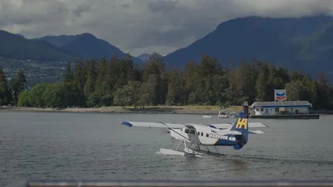 Float plane in ocean harbor getting ready for takeoff 库存影片 220301422